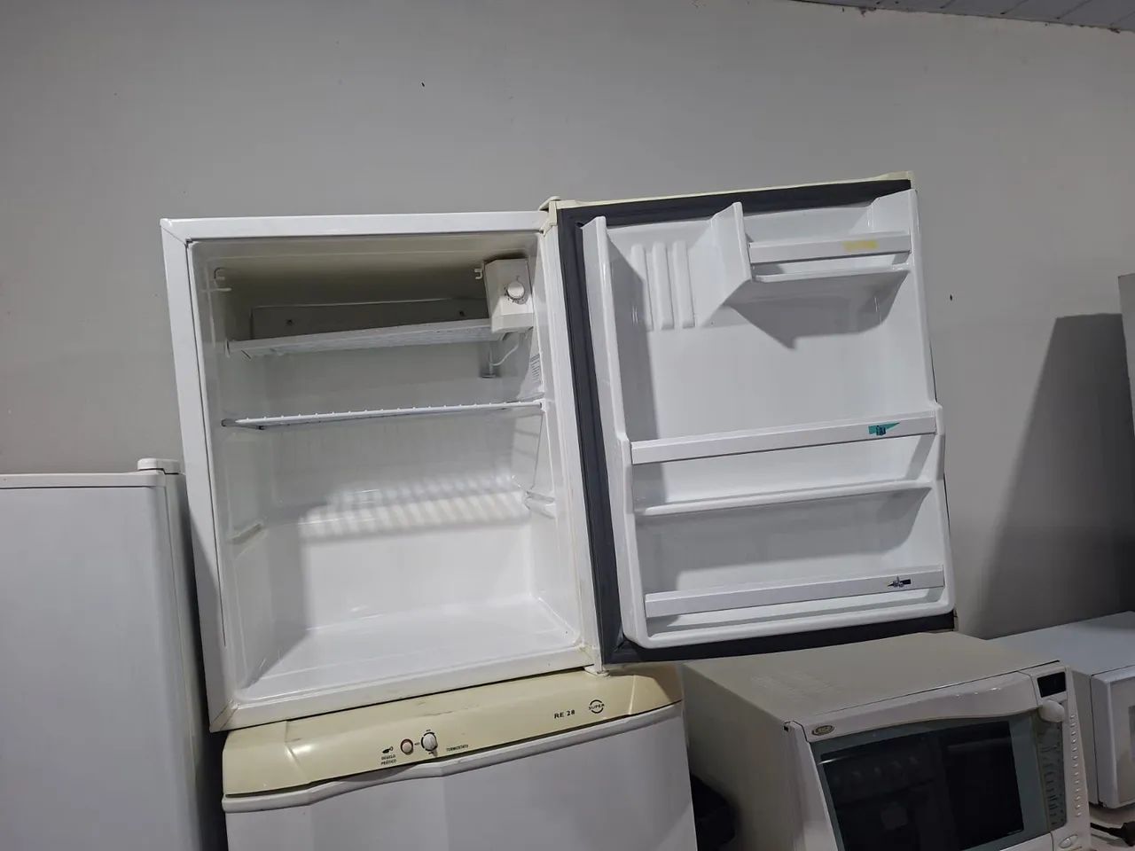  Frigobar consul portátil de 80 litros super bem conservada e funcionando perfeitamente  - Foto 4