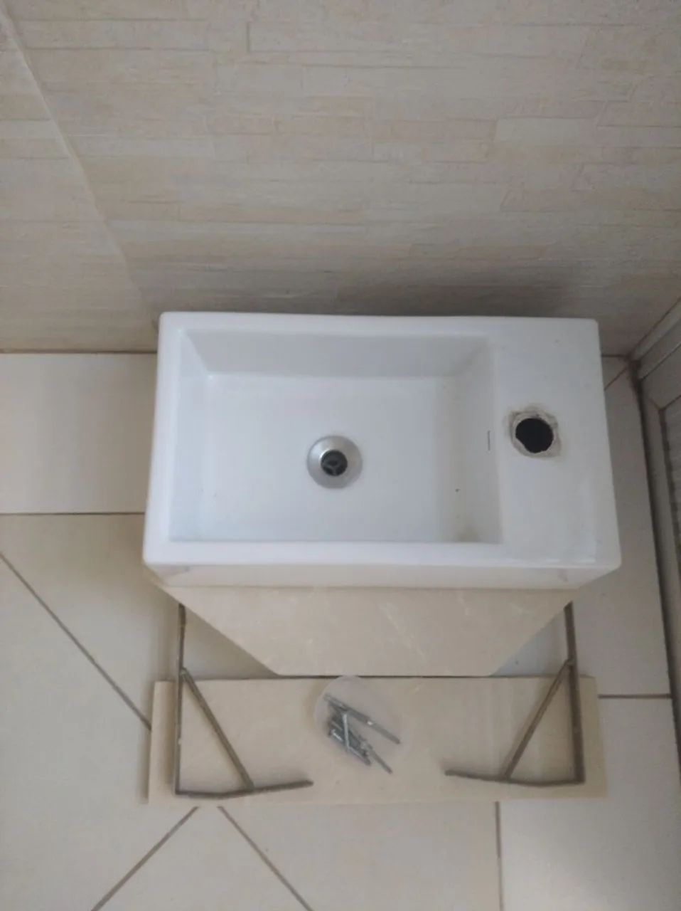 Lavatório com acabamento em mármore.