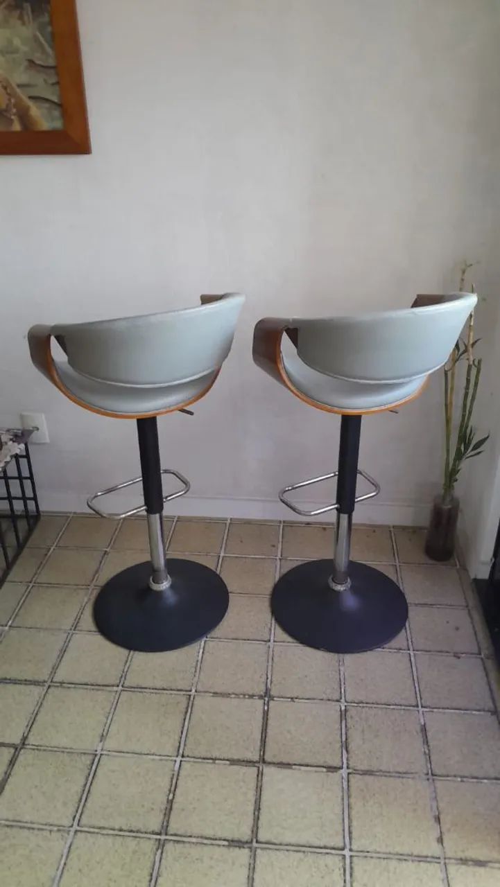 Cadeira bristo design madeirada e couro cinza  - Foto 2