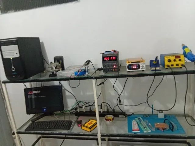 Bancada para conserto de eletrônicos.