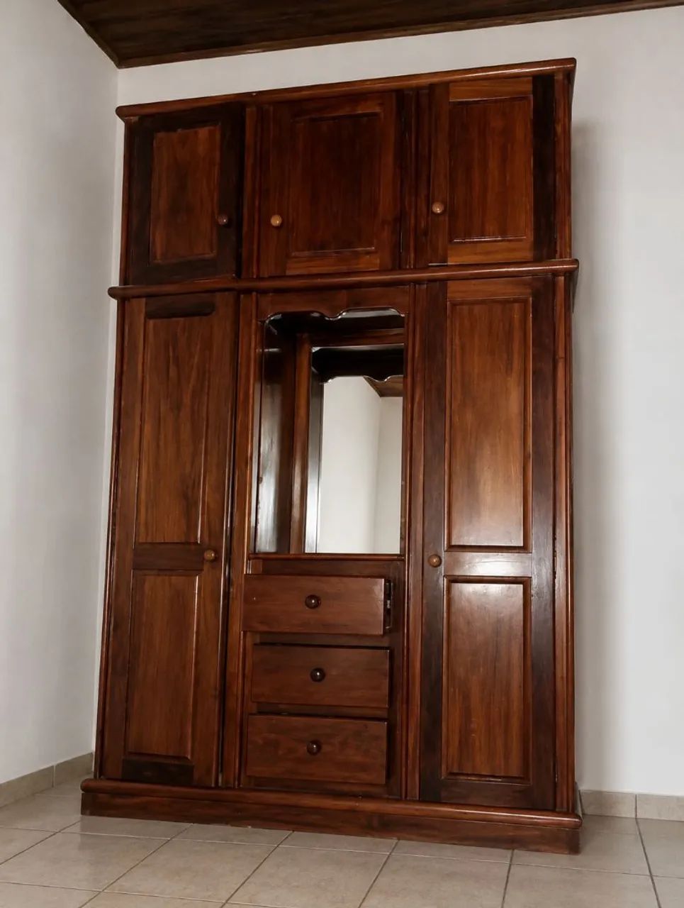 Guarda roupa de madeira 