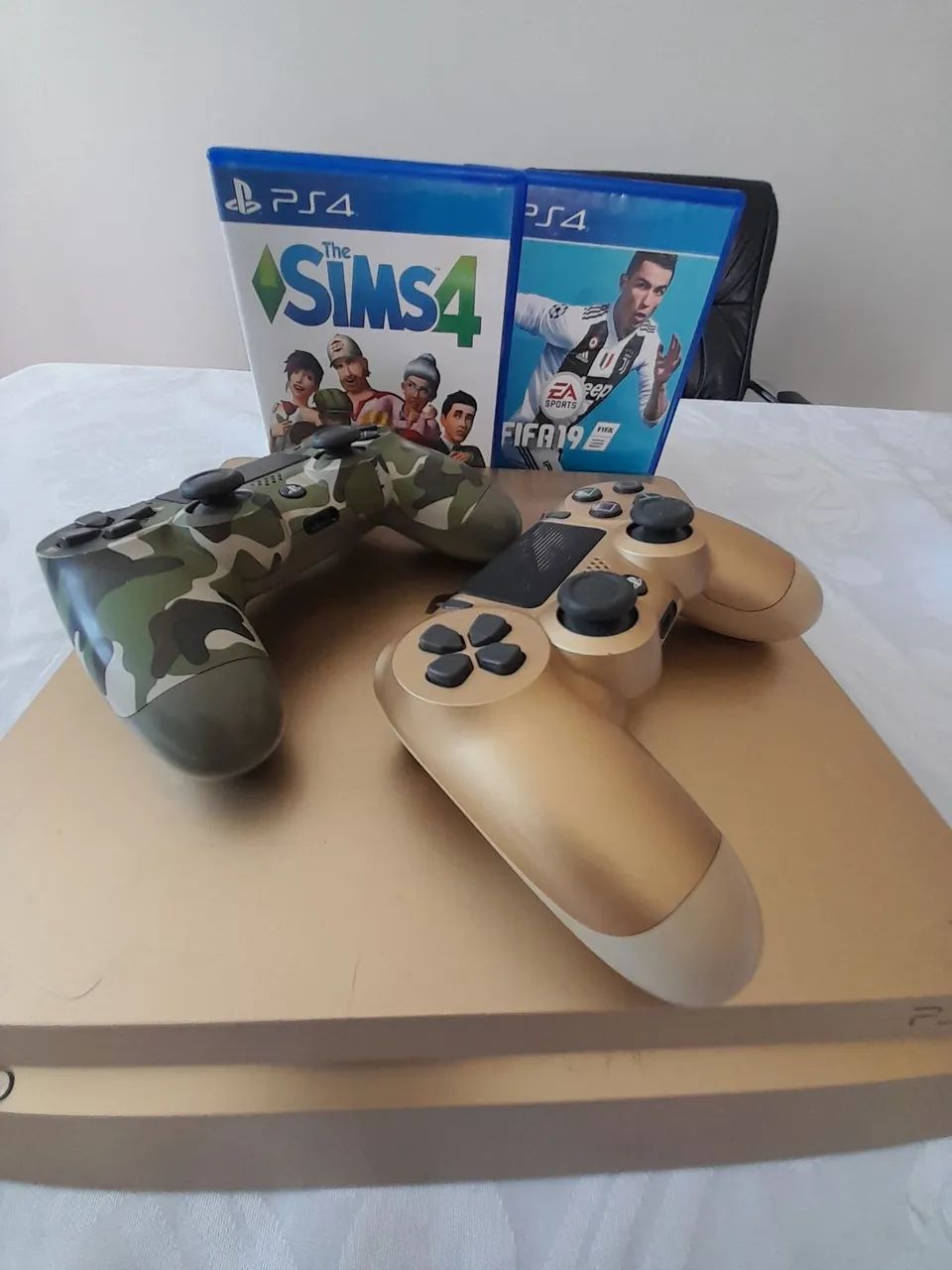 Play 4 com 2 Controlos- 02 Jogos Original Linha Especial Golden- Edição limitada - Foto 4
