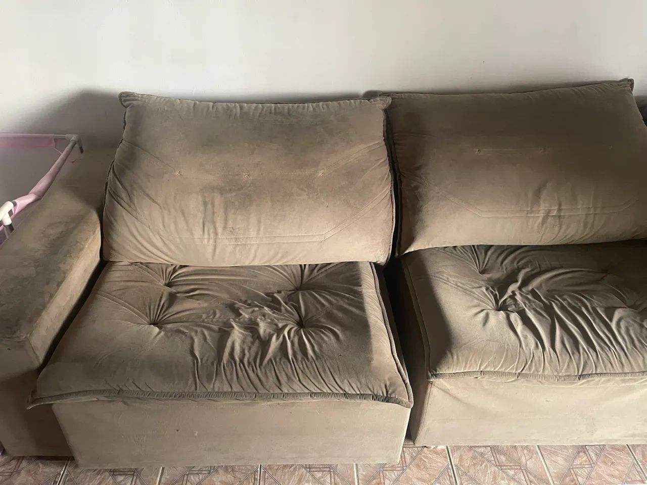 sofá retrátil e reclinável de dois lugares com duas almofadas 