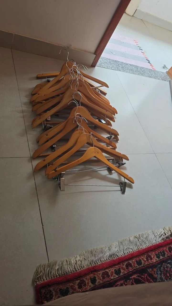 Cabides de madeiras com e sem ganchos  - Foto 2