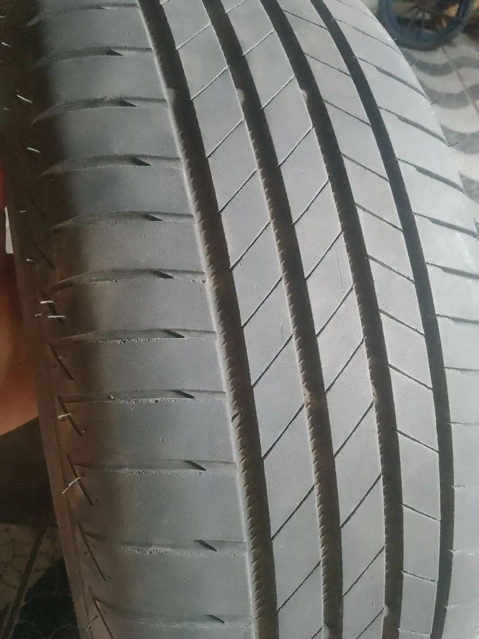 Pneu Bridgestone 215/60R17. 
