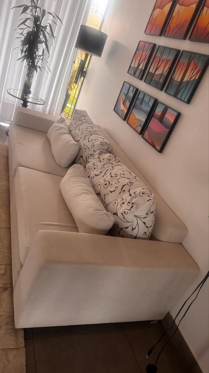 Sofá Grande 4 Lugares - Bege/Off-White com Almofadas - Foto 2