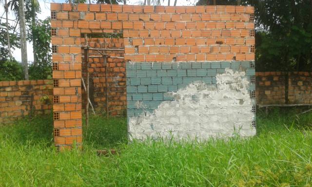 Vende-se terreno com construção em andamento