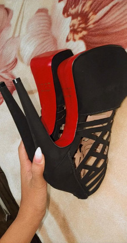 salto vermelho embaixo