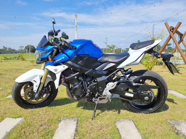 SUZUKI GSR 750