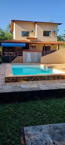 Casa com 6 Quartos e Campo de Futebol 