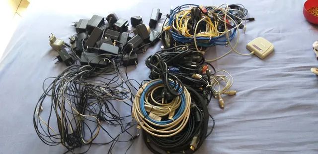 Cabos e fontes diversas, para eletrônica e informática, novos e seminovos, a p