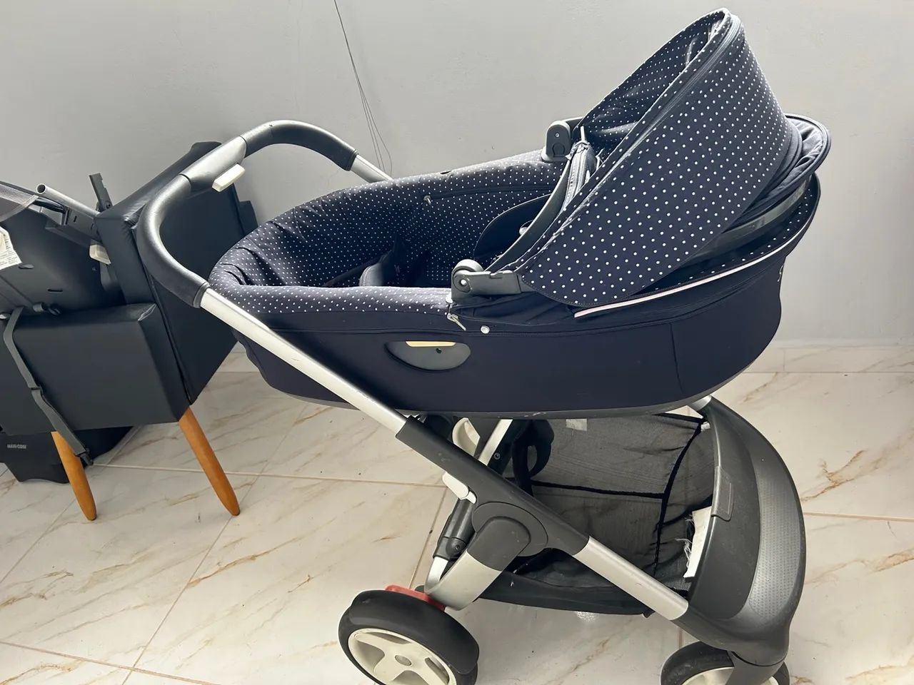 Carrinho de Bebê Importado - Marca Stokke - Preto com Bolinhas