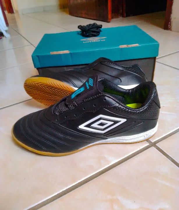Chuteira de Futsal Umbro Tocco III Versão Premier Tamanho 43