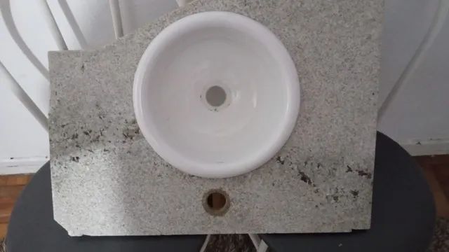 Pia com pedra para banheiro ou lavabo.