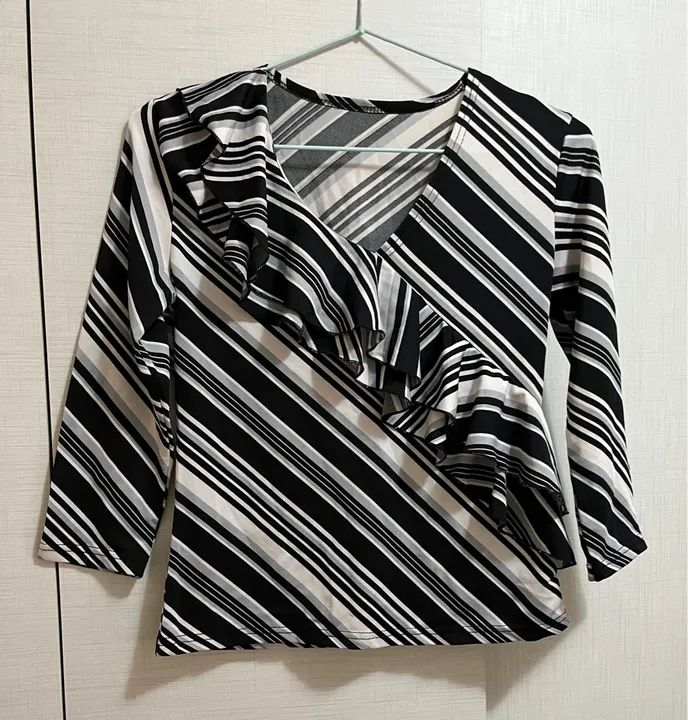 Blusa listrada com babado