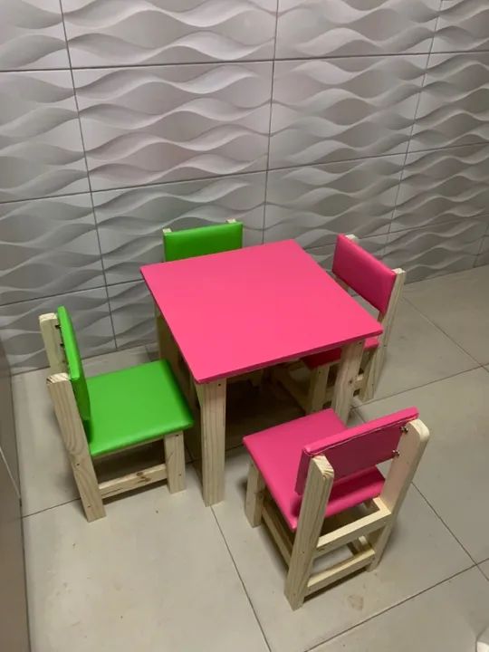 Mesa com 4 cadeiras 