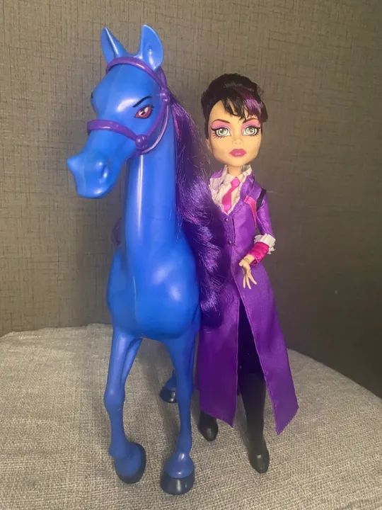 Boneca Monster High - Diretora sem cabeça com Cavalo - Foto 2