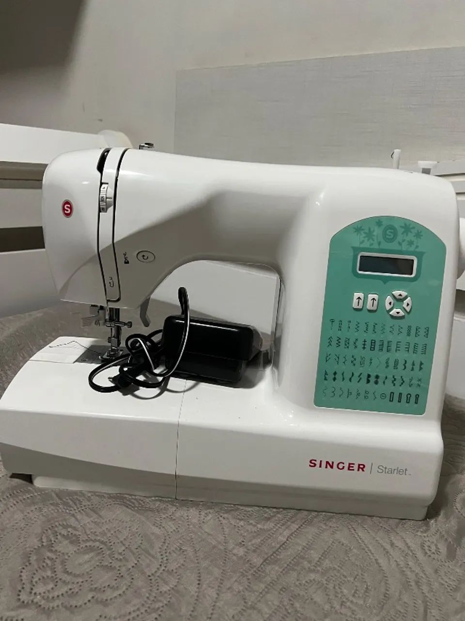 Máquina de costura Singer Eletrônica Starlet 6660 