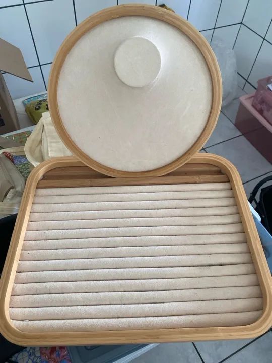 Expositor de anéis e colar suede bege - Foto 2