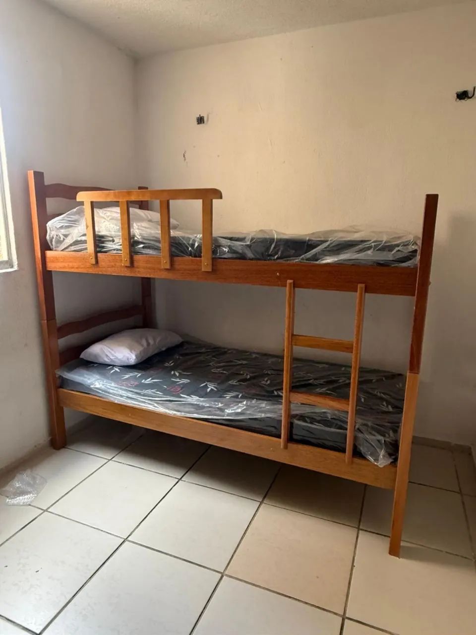BELICHE 100% DE MADEIRA MACIÇA COM DOIS COLCHÕES, ESCADA E 1 PROTEÇÃO - Foto 3