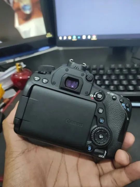Câmera Canon EOS 80D DSLR mais lente 18-55 mm IS  - Foto 5
