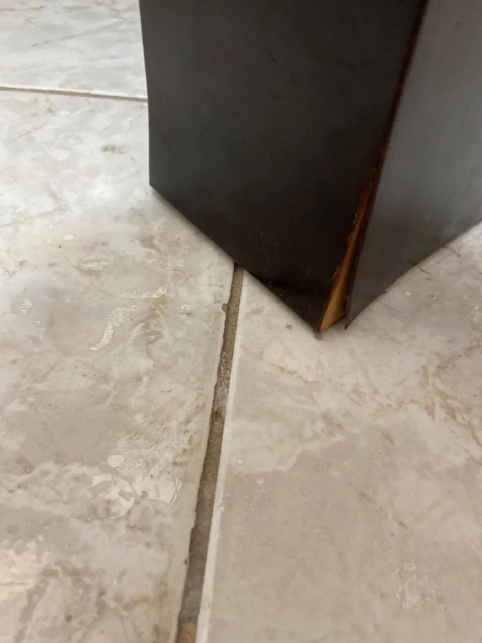 Mesa de canto com tampo de vidro e estrutura elegante - Foto 5