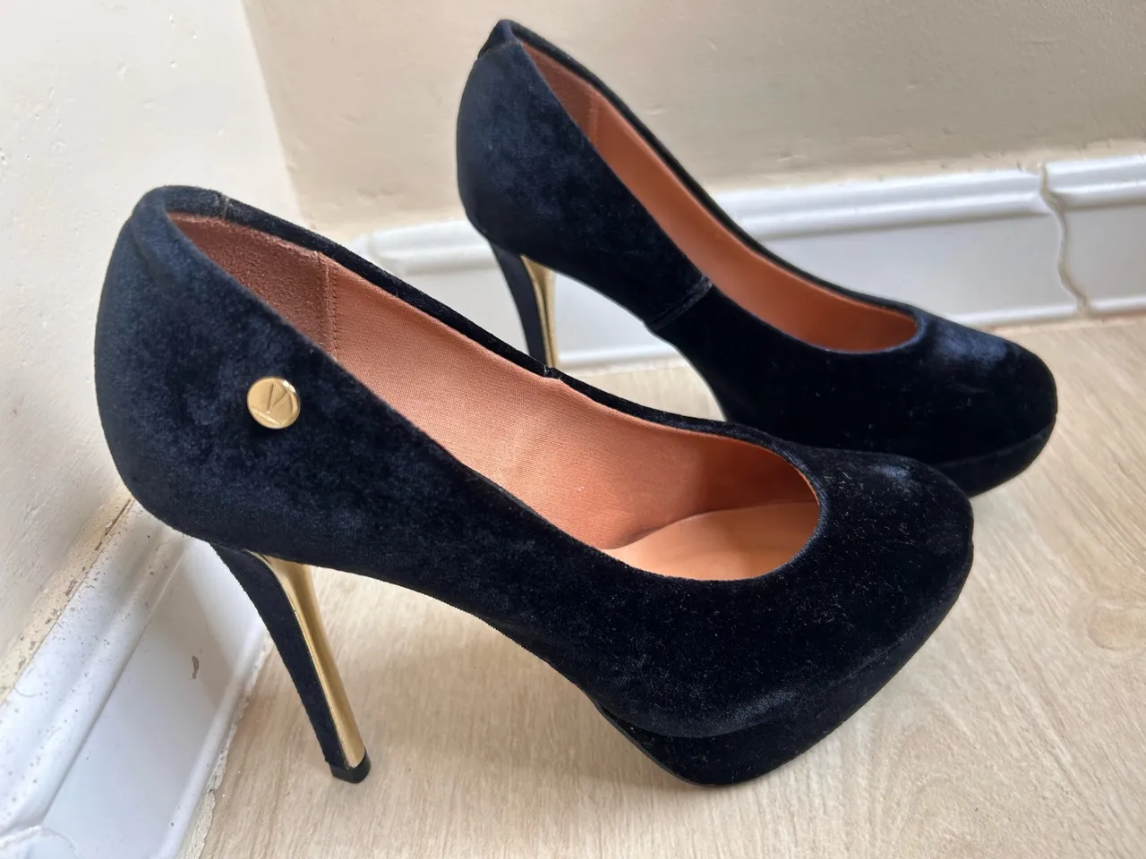 Scarpin de salto alto de veludo preto com detalhes dourados vizzano
