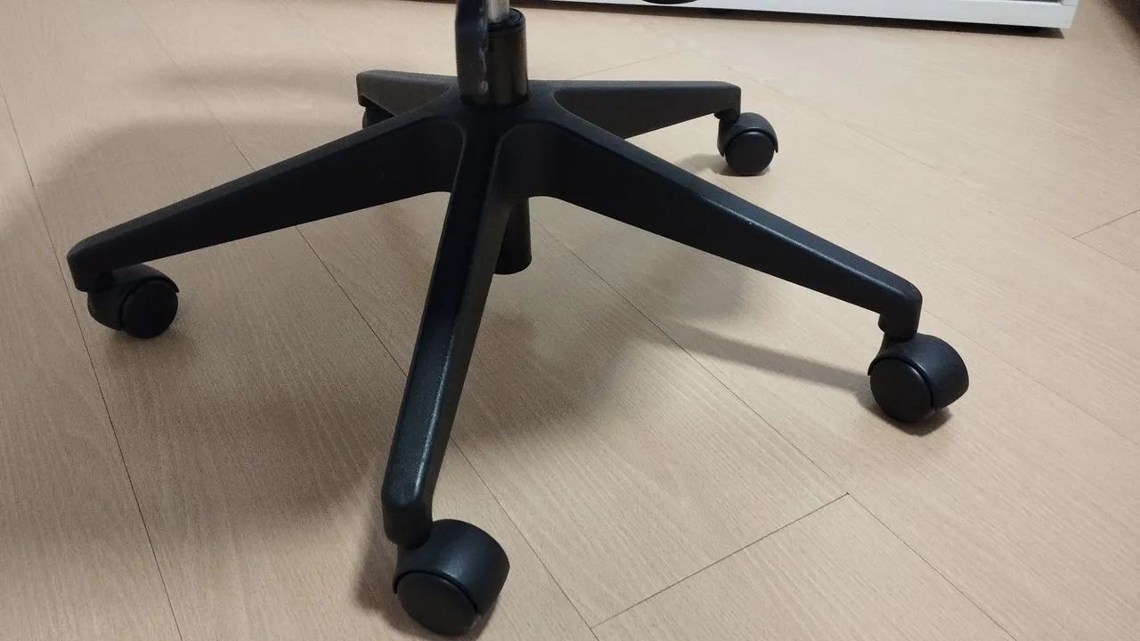 Cadeira Ergonomica Giratória Preta com Rodinhas - Foto 4