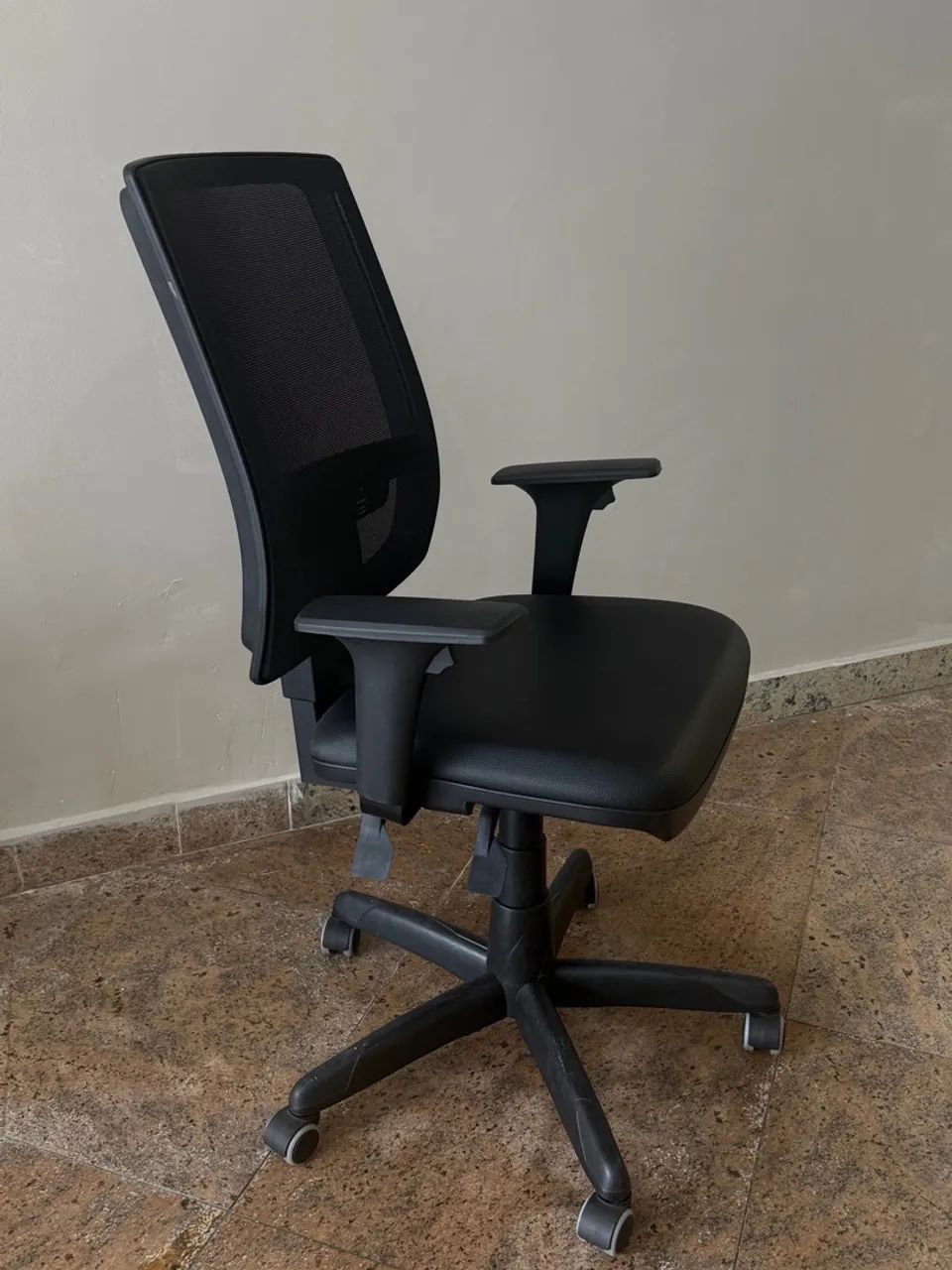 Cadeira de Escritório Ergonômica com Rodas