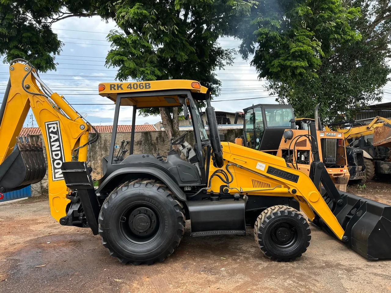 Retroescavadeira Randon RK 406B