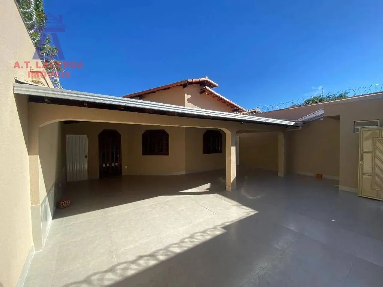 Casa para locação, fins comerciais no bairro Melo.