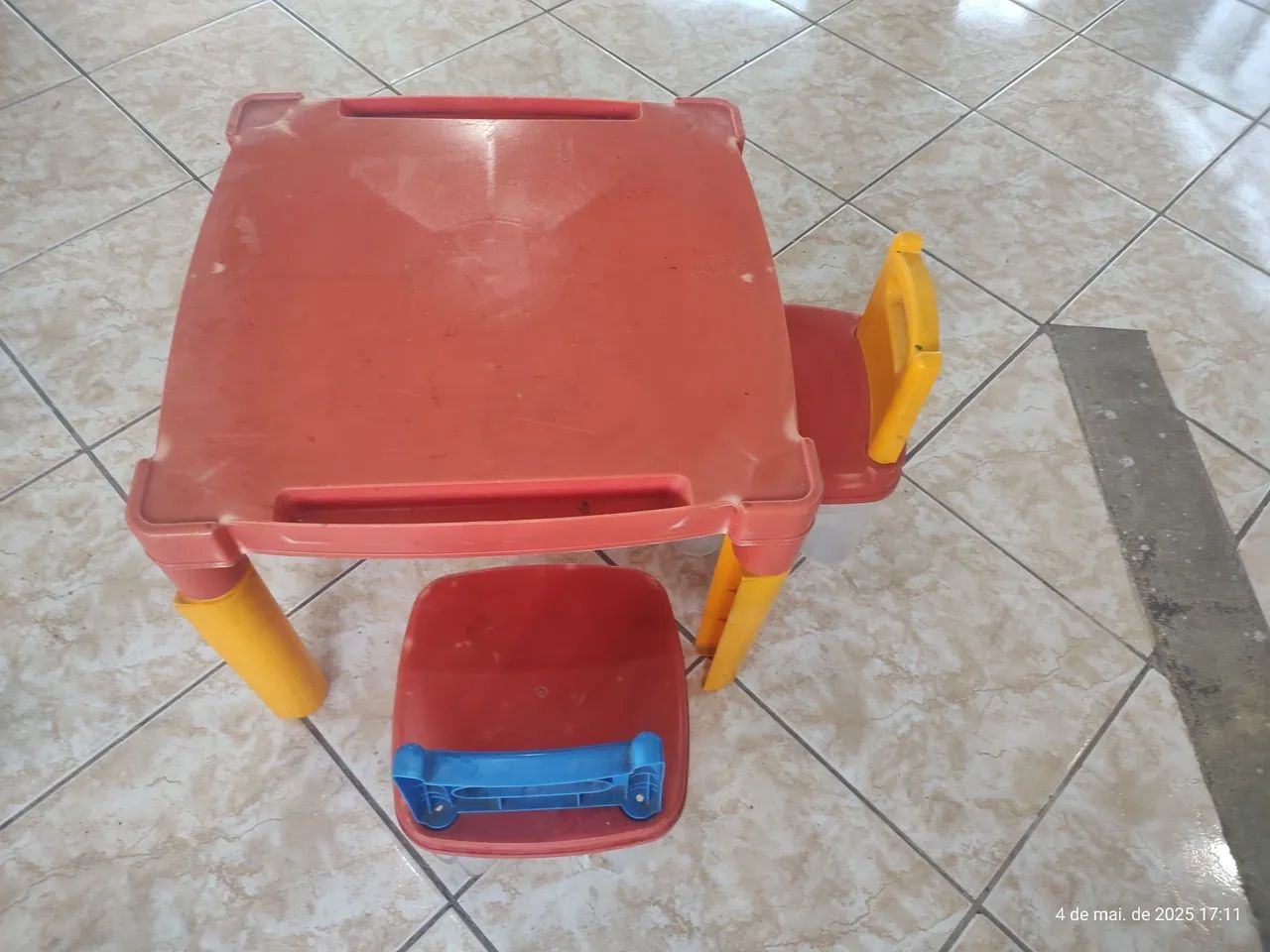 Mesa e cadeira infantil - Vermelha e amarela