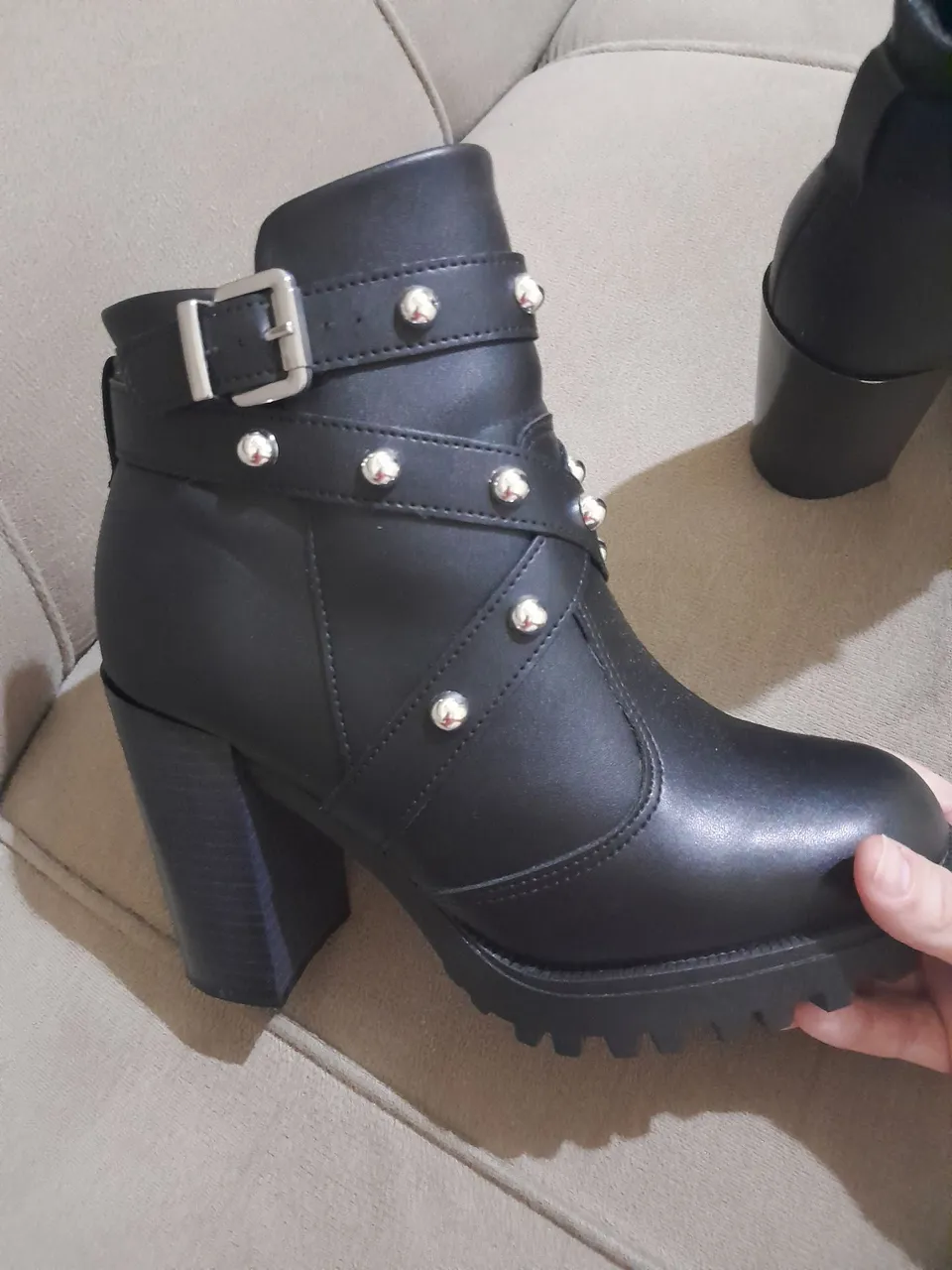 Bota Feminina Preta com Detalhes