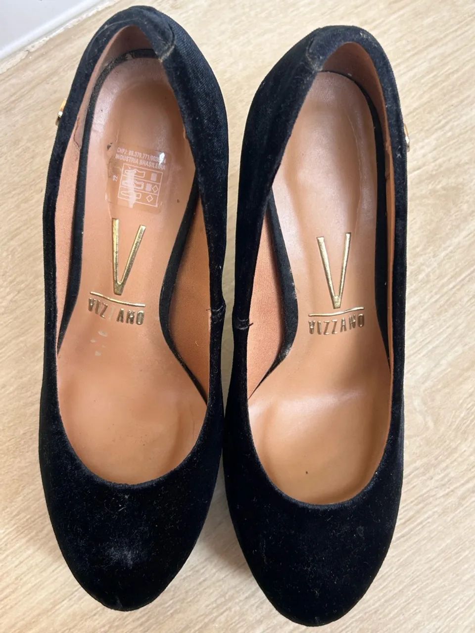 Vizzano Salto Alto Scarpin Vizzano Preto Com Dourado Detalhe