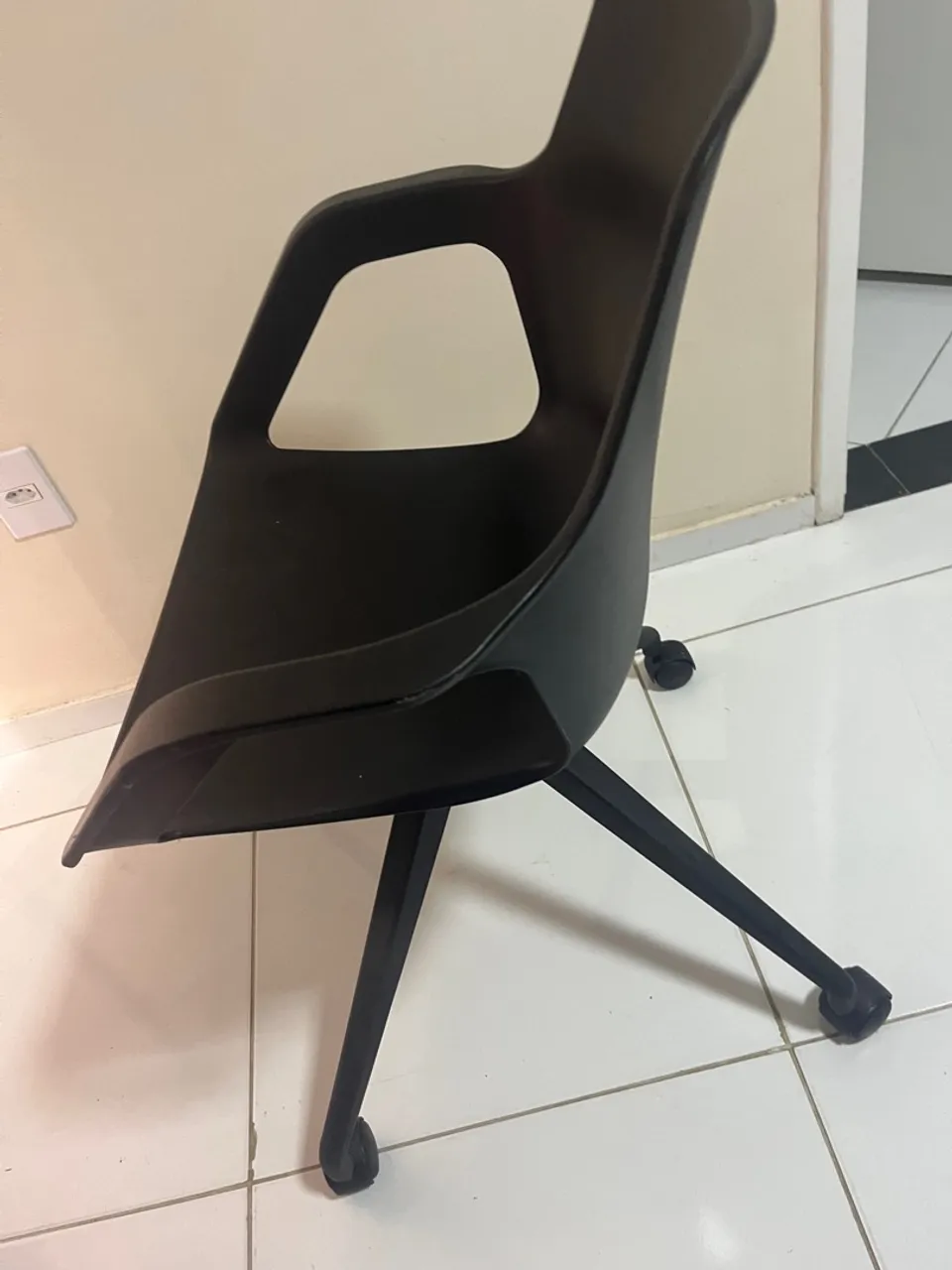 Cadeira de Escritório Preta com Rodinhas - Ótimo Estado!