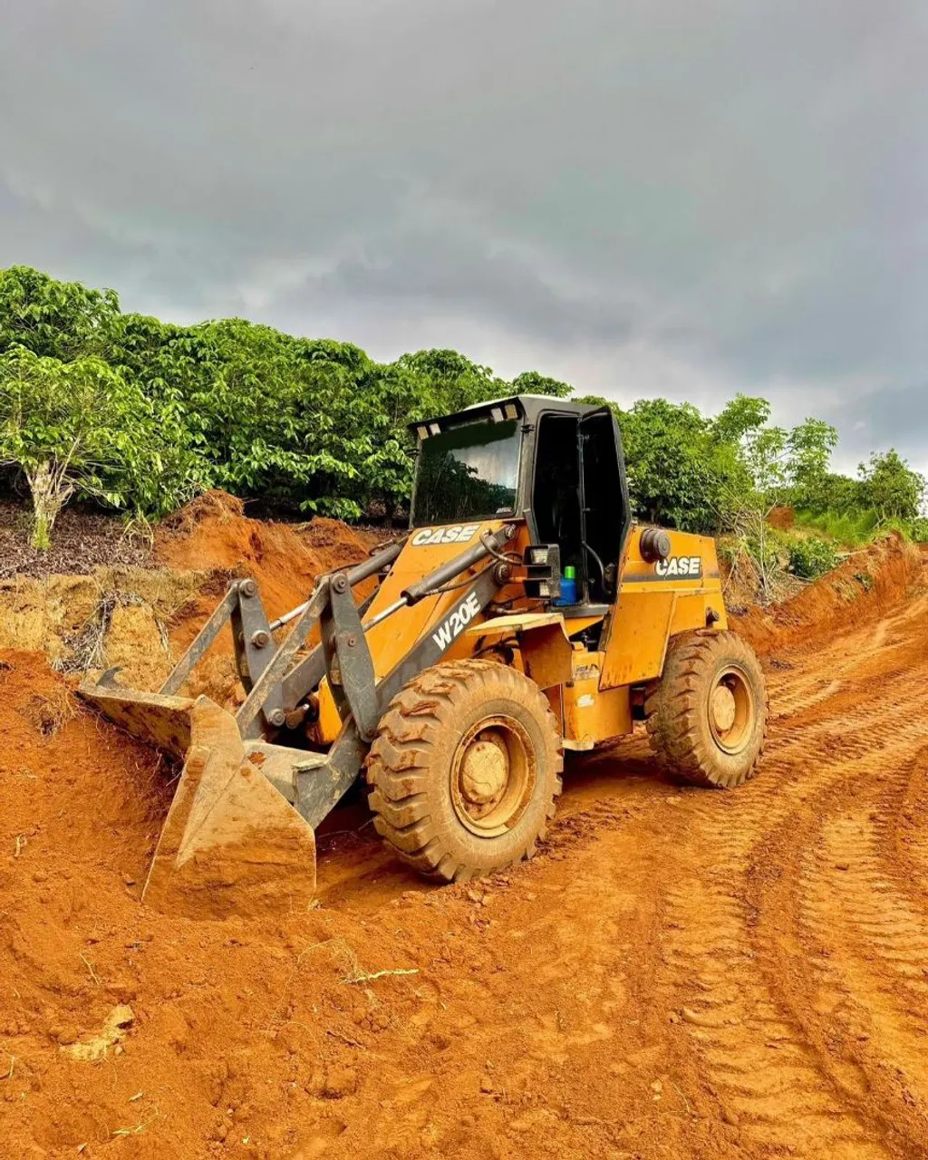 Pá Carregadeira Case W20E - Ideal para Obras e Agricultura