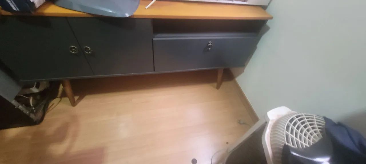 Rack de TV em madeira com duas portas e uma porta sobe desce