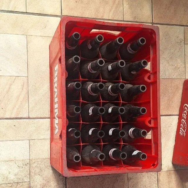 3 caixotes de cerv com garrafa vazia (1 heineken 2 itaipava) mais 1 caixote de skolzinha  - Foto 2