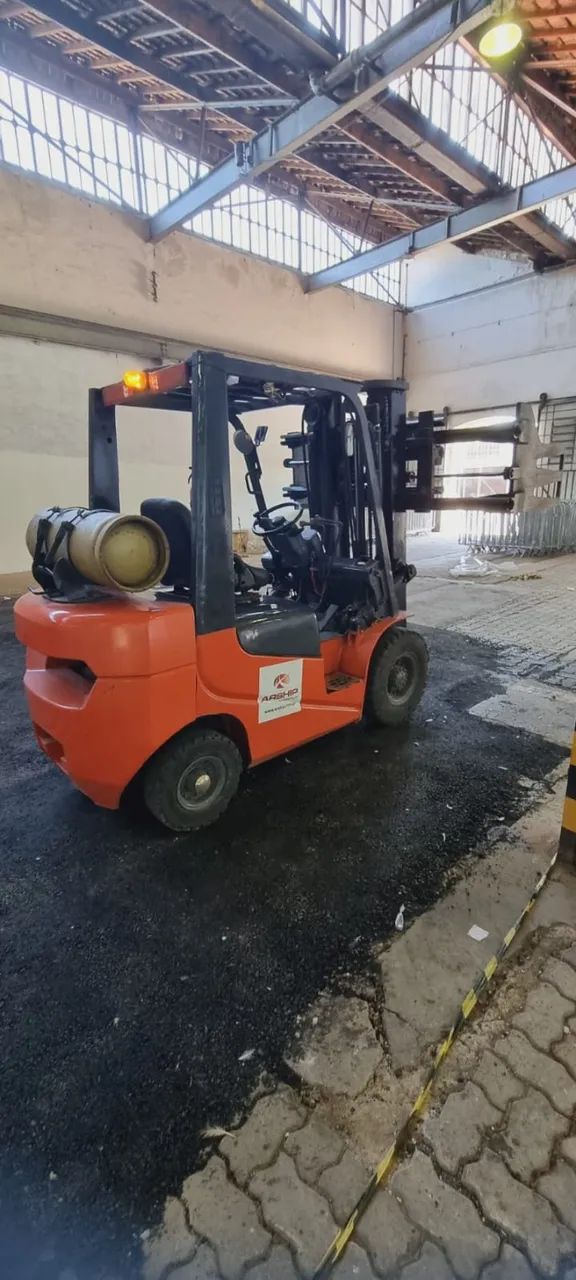 Empilhadeira TCM - 2,5 toneladas - GLP -   2006 