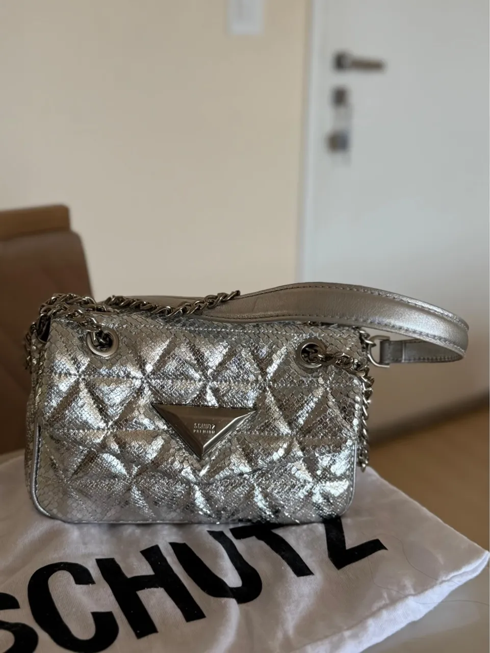 Bolsa Schutz Snake Atenea Couro Prata Metalizada Média
