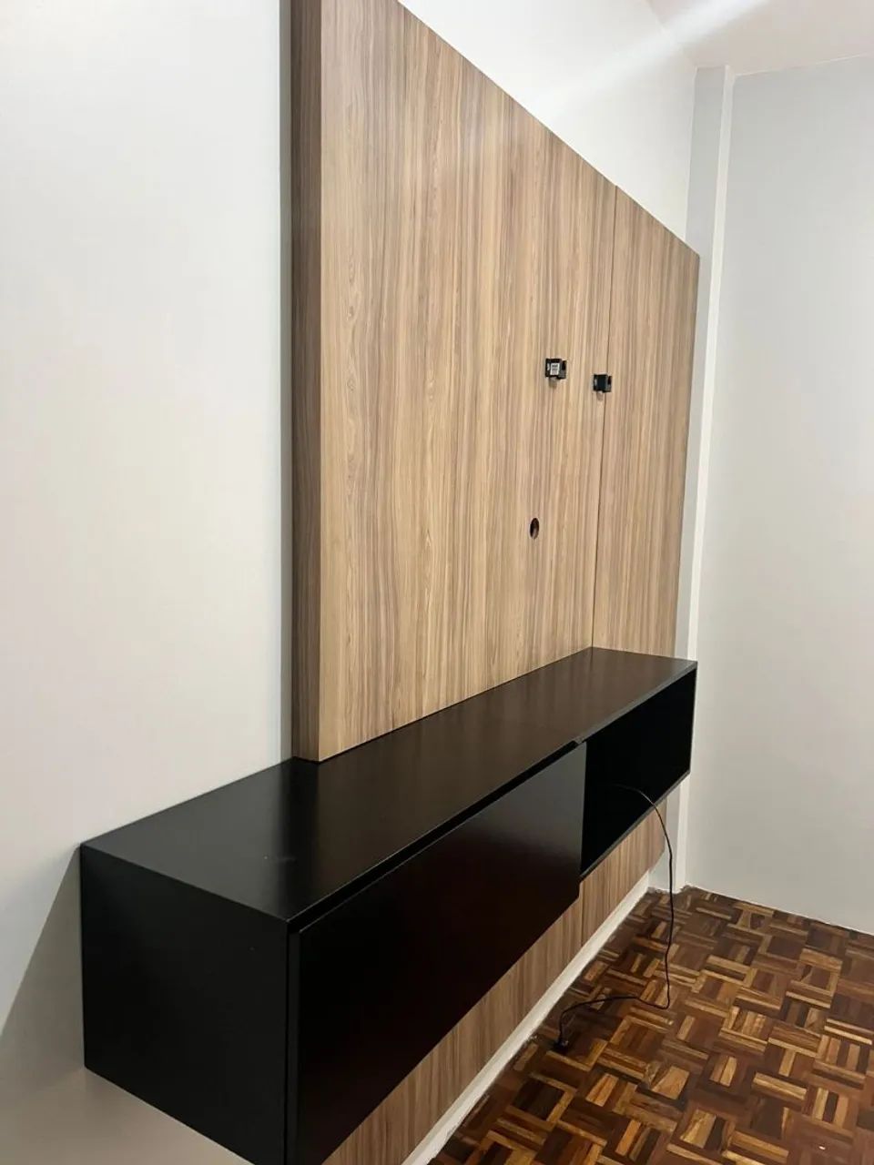 Painel para TV Amadeirado com Rack Preto - Foto 2