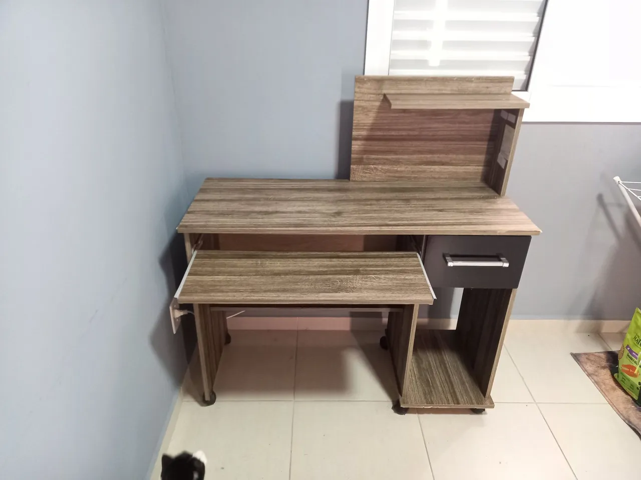Mesa de escritório com suporte para monitor