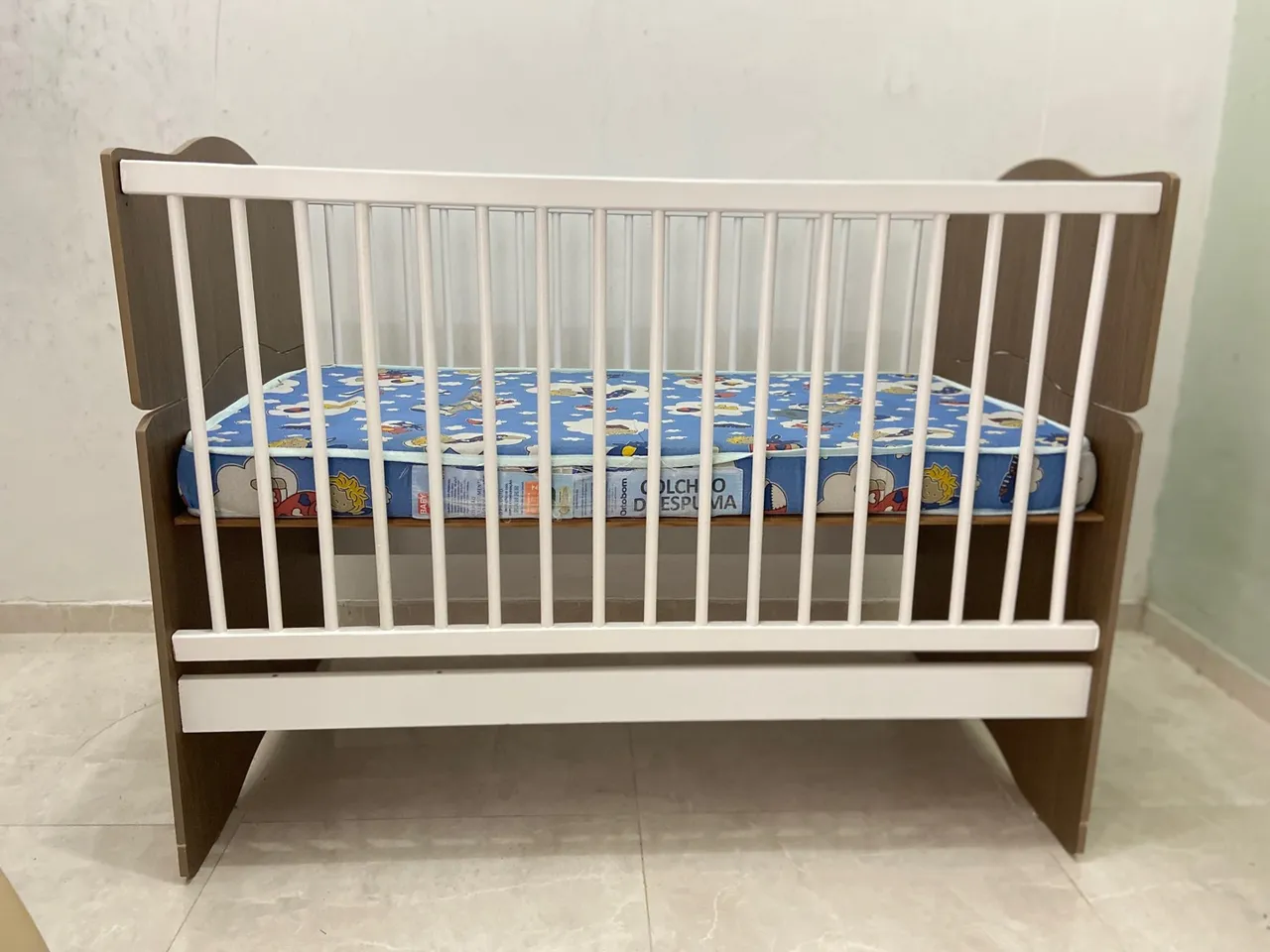 berço cama já com o colchão, está desmontado ?