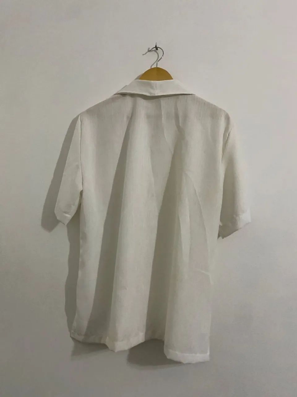 Camisa branca com bordado. - Foto 2