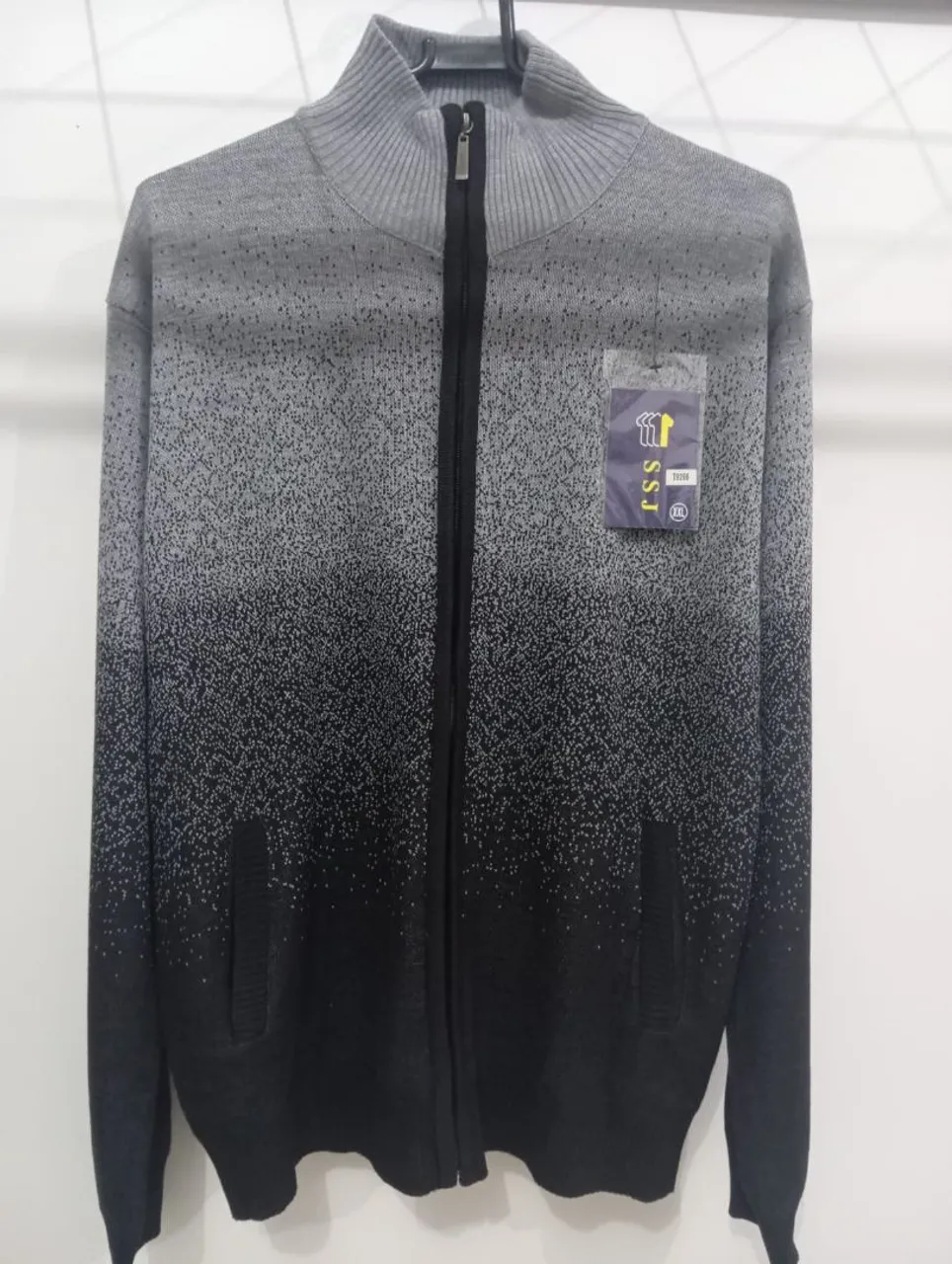 Casaco Masculino Cinza e Preto com Detalhes em Preto