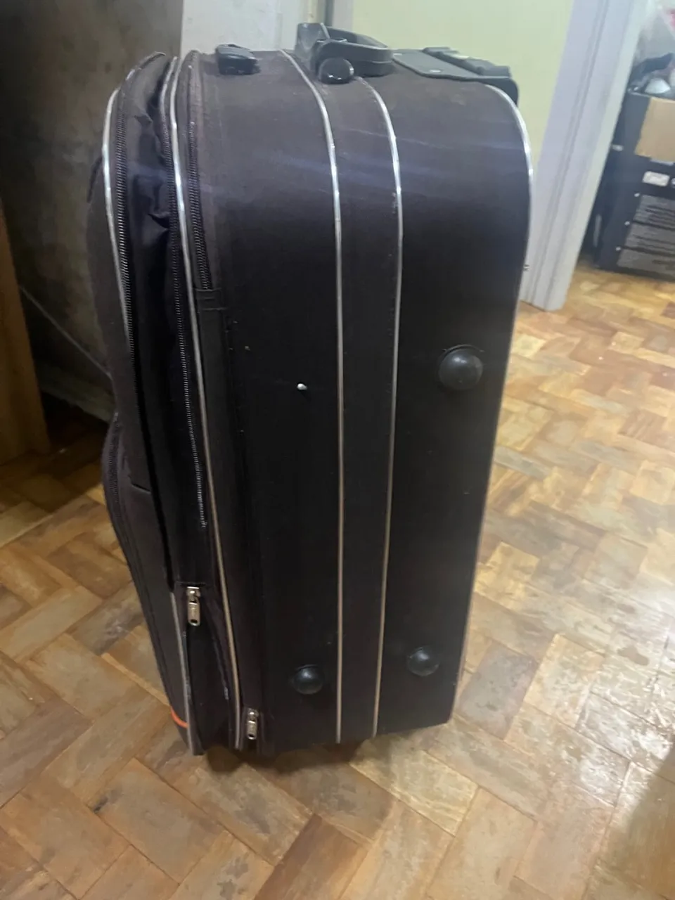 Mala de viagem preta com detalhes prateados