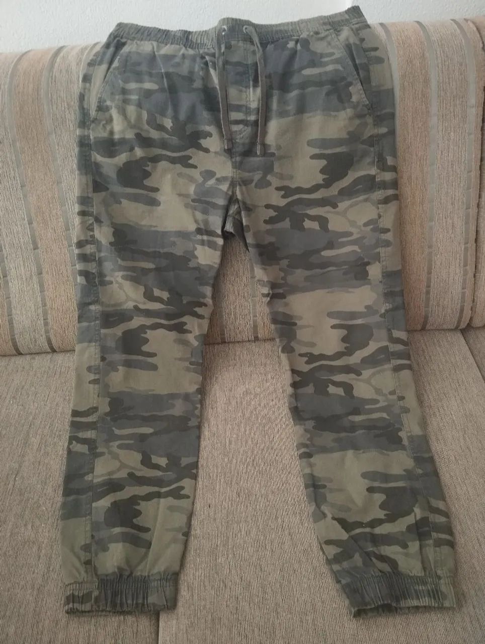 Calça camuflada jogger 