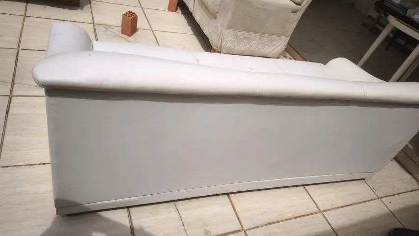 Vende-se Sofa 3 lugares Couro Ecológico Branco - Foto 2