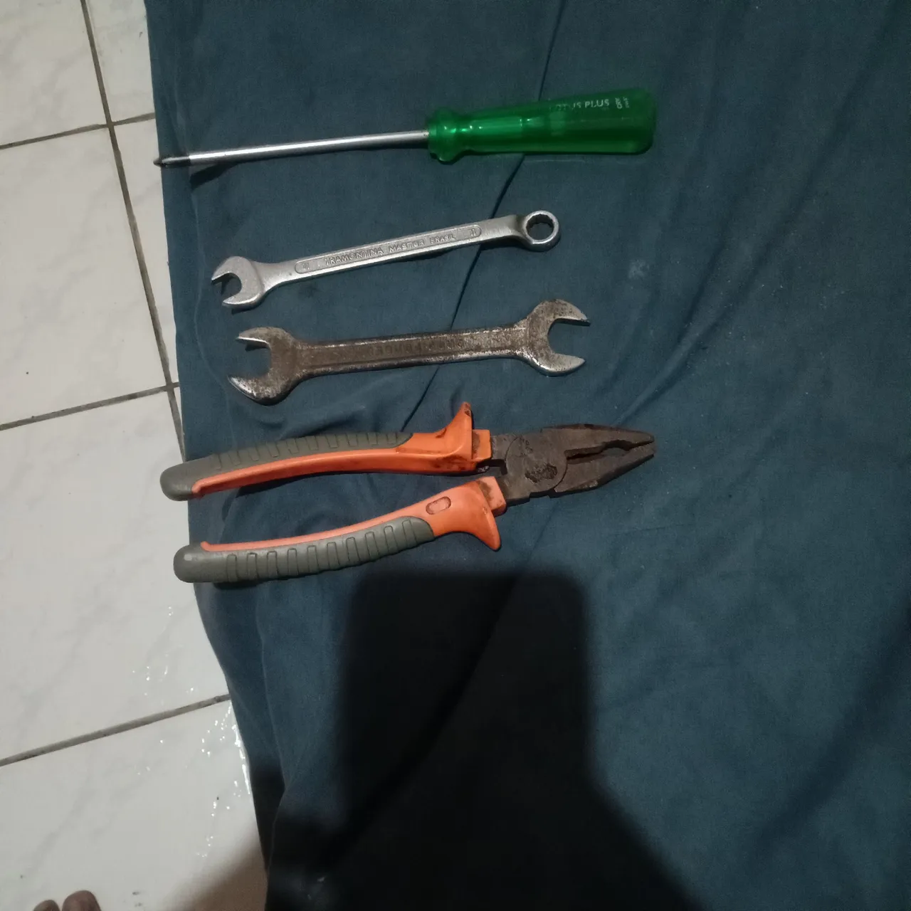 Kit de ferramentas - Alicates, chaves de fendanda e serras