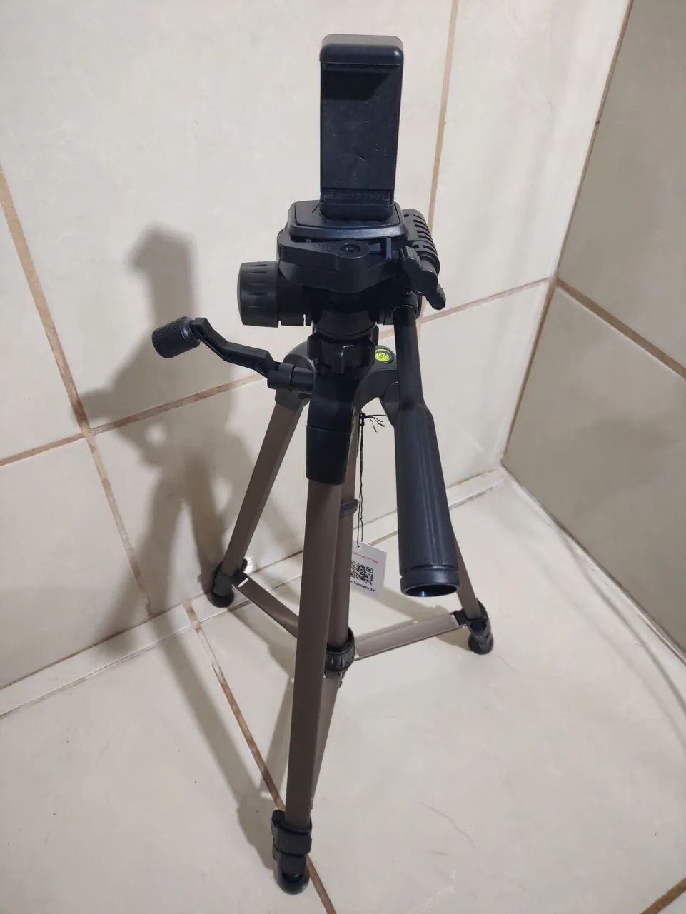 Tripé Profissional de câmera e Celular Tomate - 1,40 Metros. - Foto 2